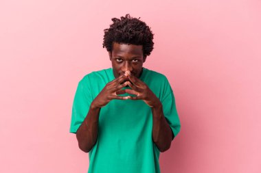 Genç Afrikalı Amerikalı bir adam pembe arka planda izole edilmiş bir plan yapıyor, bir fikir kuruyor..