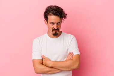 Pembe arka planda izole edilmiş genç beyaz adam tekrarlanan bir görevden bıktı..