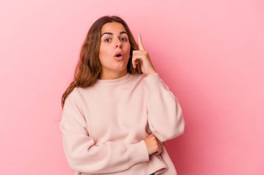 Pembe arka planda soyutlanmış beyaz bir kadının bir fikri var, ilham verici bir kavram..