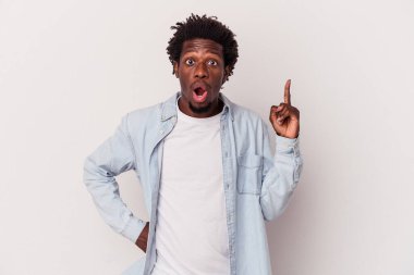 Genç Afrikalı Amerikalı bir adam beyaz arka planda izole edilmiş. Bir fikri, ilham verici bir fikri var..