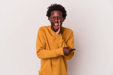 Genç Afrikalı Amerikalı bir adam beyaz arka planda izole edilmiş. Dedikodu yapıyor, bir şeyleri bildiriyor..