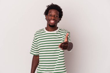 Beyaz arka planda izole edilmiş genç Afro-Amerikalı adam selamlaşma jesti olarak kameraya uzanıyor..