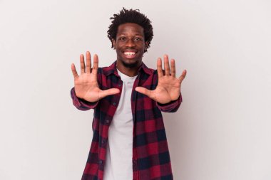 Beyaz arka planda izole edilmiş genç Afrikalı Amerikalı adam on numarayı elleriyle gösteriyor..