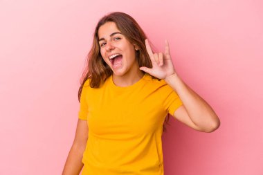 Pembe arka planda izole edilmiş genç beyaz kadın boynuzlarını devrim konsepti olarak gösteriyor..