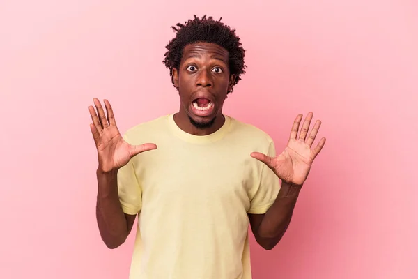 Fiatal Afro Amerikai Férfi Elszigetelt Rózsaszín Háttér Sikoltozik Felé Felnéz — Stock Fotó