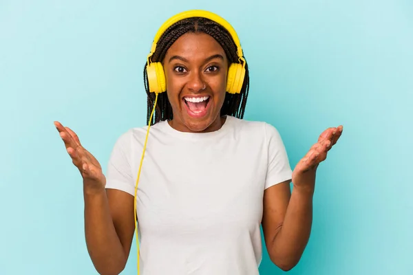 Ung Afroamerikansk Kvinna Lyssnar Musik Isolerad Blå Bakgrund Får Trevlig — Stockfoto