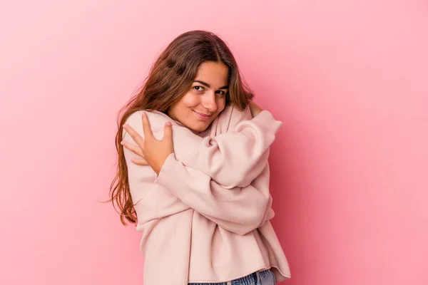 Giovane Donna Caucasica Isolato Sfondo Rosa Abbracci Sorridente Spensierato Felice — Foto Stock