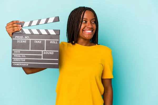 Jeune Femme Afro Américaine Tenant Clapperboard Isolé Sur Fond Bleu — Photo