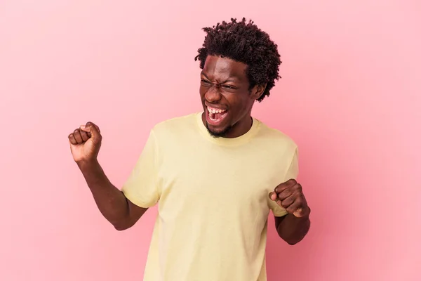 Jong Afrikaanse Amerikaanse Man Geïsoleerd Roze Achtergrond Dansen Plezier Hebben — Stockfoto