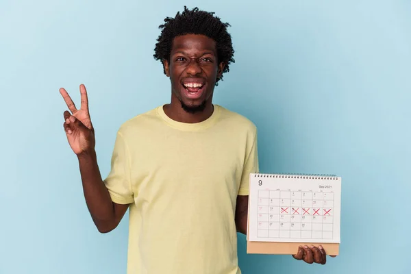 Jonge Afro Amerikaanse Man Met Kalender Geïsoleerd Blauwe Achtergrond Vrolijk — Stockfoto