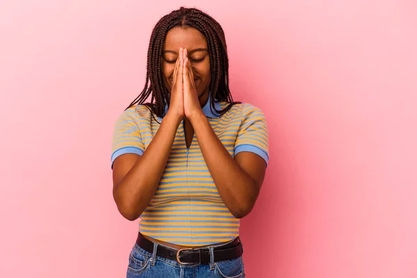 Mladý Africký Američan Žena Izolované Růžové Pozadí Drží Ruce Modlitbě — Stock fotografie