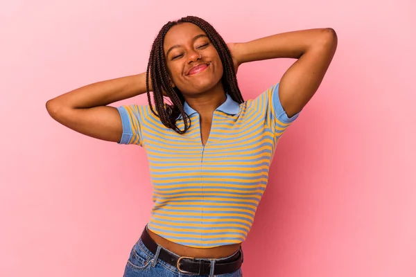 Jovem Afro Americana Isolada Fundo Rosa Sentindo Confiante Com Mãos — Fotografia de Stock