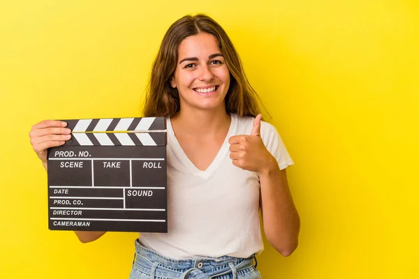 Jonge Blanke Vrouw Houden Clapperboard Geïsoleerd Gele Achtergrond Glimlachen Het — Stockfoto