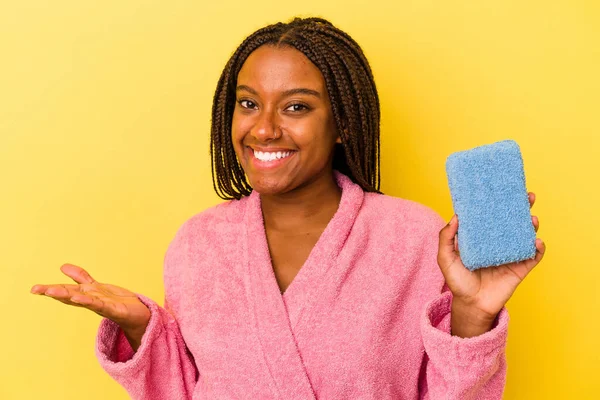 Giovane Donna Afroamericana Che Indossa Accappatoio Con Una Spugna Blu — Foto Stock