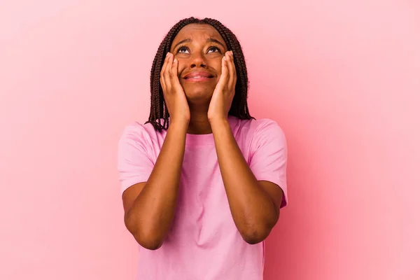 Młoda Afroamerykanka Odizolowana Różowym Tle Jęczy Płacze Niepocieszająco — Zdjęcie stockowe