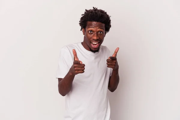 Młody Afroamerykanin Człowiek Odizolowany Białym Tle Wskazując Przód Palcami — Zdjęcie stockowe