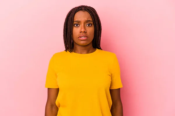 Junge Afrikanisch Amerikanische Frau Isoliert Auf Rosa Hintergrund Traurig Ernstes — Stockfoto