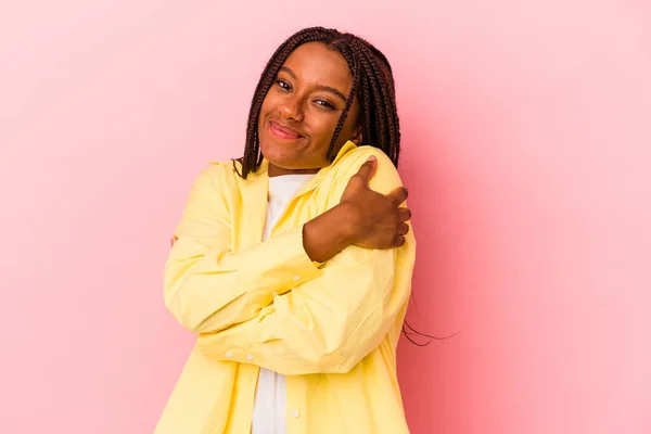 Jong Afrikaans Amerikaans Vrouw Geïsoleerd Roze Achtergrond Knuffels Glimlachen Zorgeloos — Stockfoto