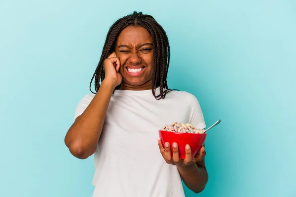 Ung Afroamerikansk Kvinna Håller Skål Med Spannmål Isolerad Blå Bakgrund — Stockfoto