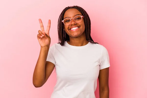 Jong Afrikaans Amerikaans Vrouw Geïsoleerd Roze Achtergrond Tonen Nummer Twee — Stockfoto