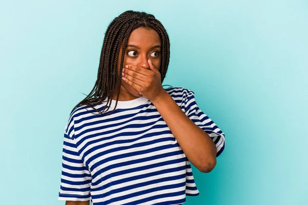 Junge Afrikanisch Amerikanische Frau Isoliert Auf Blauem Hintergrund Nachdenklich Auf — Stockfoto