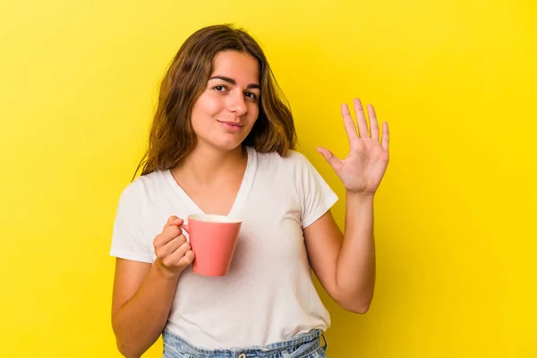 Ung Kaukasiska Kvinna Håller Mugg Isolerad Gul Bakgrund Ler Glad — Stockfoto