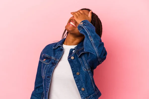 Mladá Afroameričanka Izolovaná Růžovém Pozadí Radostně Směje Drží Ruce Hlavu — Stock fotografie