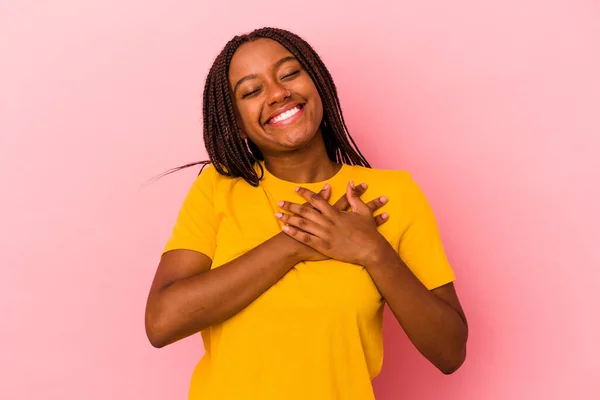 Jonge Afro Amerikaanse Vrouw Geïsoleerd Roze Achtergrond Heeft Een Vriendelijke — Stockfoto