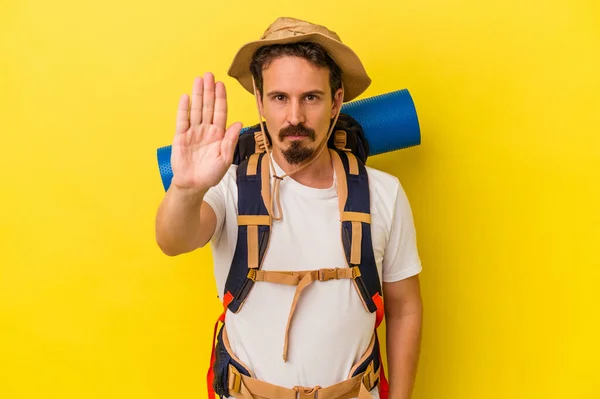 Jovem Homem Caminhante Caucasiano Isolado Fundo Amarelo Com Mão Estendida — Fotografia de Stock