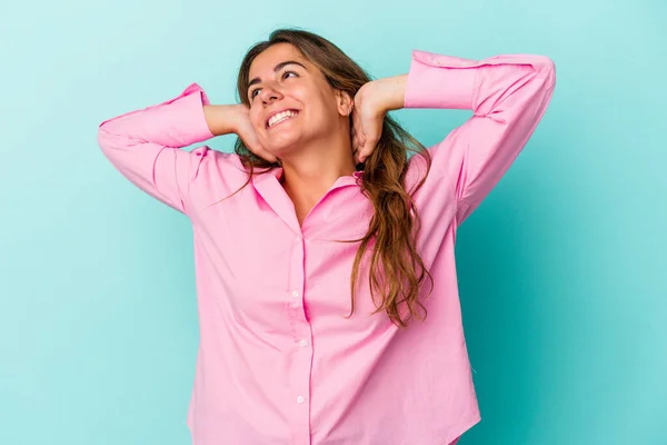 Giovane Donna Caucasica Isolata Sfondo Blu Sentirsi Sicuri Con Mani — Foto Stock