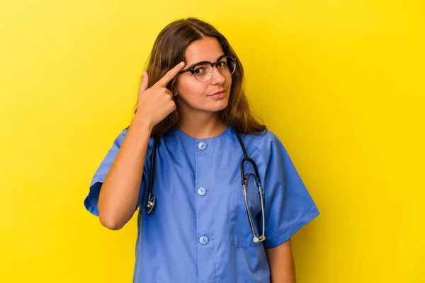 Junge Krankenschwester Isoliert Auf Gelbem Hintergrund Zeigt Mit Dem Finger — Stockfoto