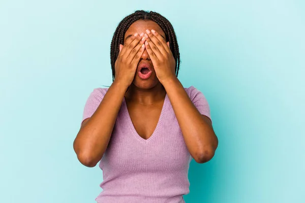 Молодая Африканская Американка Изолированная Синем Фоне Боится Закрывать Глаза Руками — стоковое фото