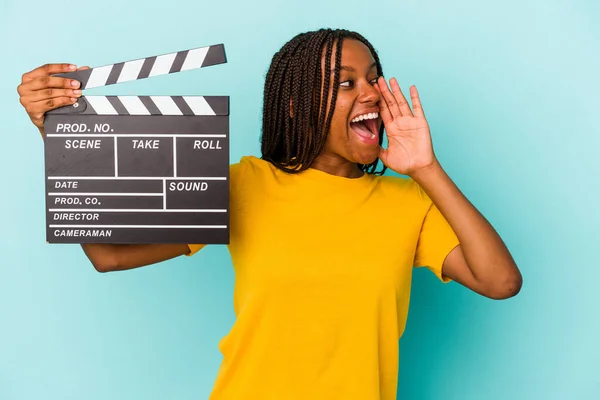 Jong Afrikaans Amerikaans Vrouw Houden Van Een Clapperboard Geïsoleerd Blauwe — Stockfoto