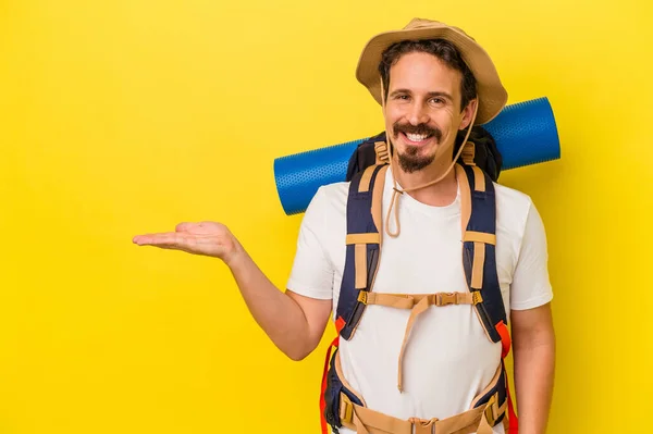 Homem Jovem Caminhante Caucasiano Isolado Fundo Amarelo Mostrando Espaço Cópia — Fotografia de Stock