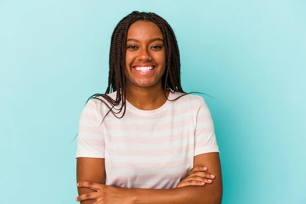Jong Afrikaanse Amerikaanse Vrouw Geïsoleerd Blauwe Achtergrond Lachen Plezier Hebben — Stockfoto