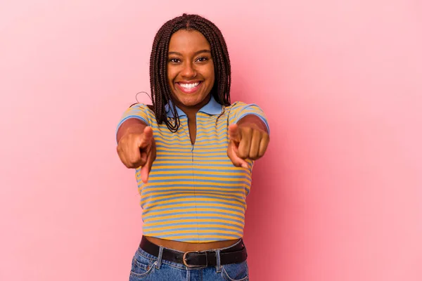 Młoda Afroamerykanka Odizolowana Różowym Tle Radosne Uśmiechy Wskazujące Przód — Zdjęcie stockowe