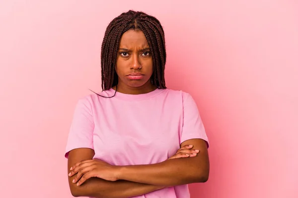 Joven Mujer Afroamericana Aislada Sobre Fondo Rosa Infeliz Mirando Cámara — Foto de Stock