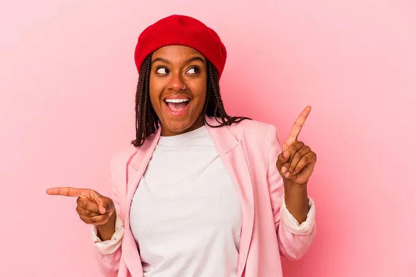 Молодая Африканская Американка Изолирована Розовом Фоне Указывая Разные Места Копирования — стоковое фото