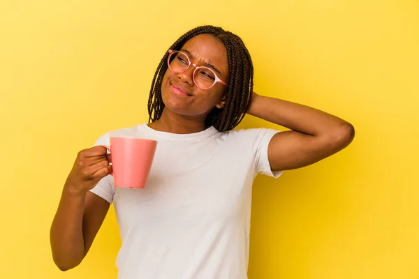 Giovane Donna Afroamericana Con Una Tazza Isolata Sfondo Giallo Che — Foto Stock