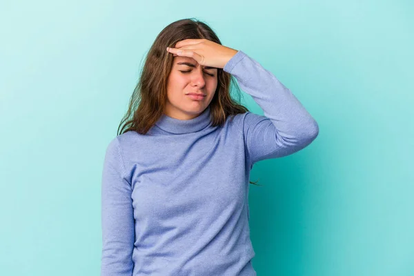 Giovane Donna Caucasica Isolata Sfondo Blu Toccare Tempie Avere Mal — Foto Stock