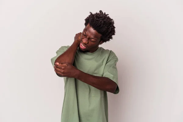 Jovem Afro Americano Isolado Fundo Branco Massageando Cotovelo Sofrendo Depois — Fotografia de Stock