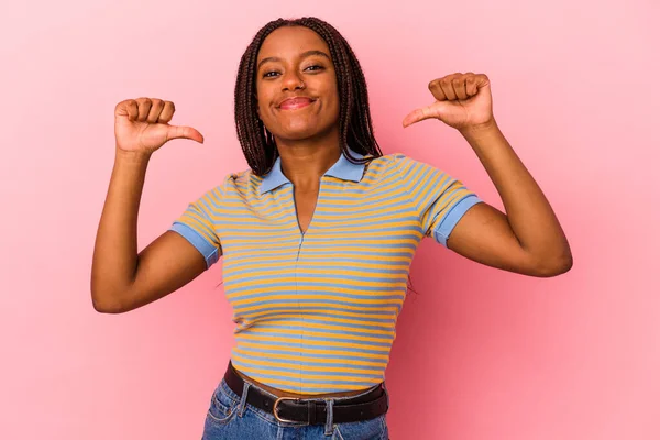 Jovem Afro Americana Isolada Sobre Fundo Rosa Sente Orgulhosa Auto — Fotografia de Stock