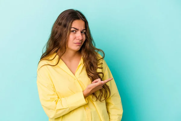 Junge Kaukasische Frau Auf Blauem Hintergrund Isoliert Lächelnd Und Zur — Stockfoto