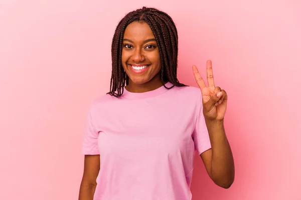 在粉色背景上被隔离的年轻的非洲裔美国女人 手指伸出二号 — 图库照片