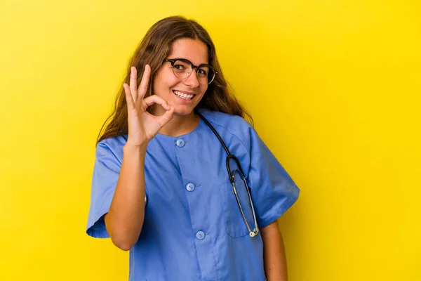 Jovem Enfermeira Mulher Isolada Fundo Amarelo Alegre Confiante Mostrando Gesto — Fotografia de Stock