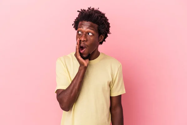 Jonge Afro Amerikaanse Man Geïsoleerd Roze Achtergrond Zegt Een Geheim — Stockfoto