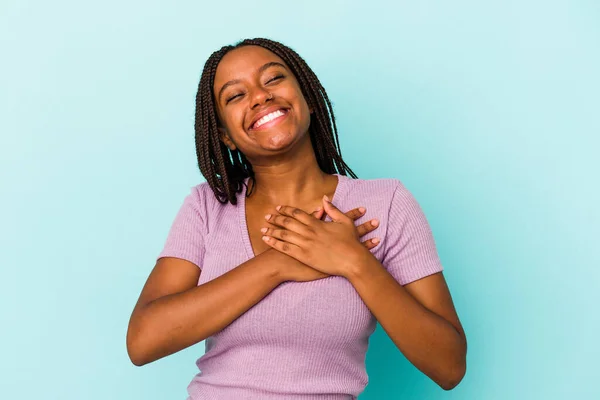 Молодая Африканская Американка Изолирована Синем Фоне Смеясь Держа Руки Сердце — стоковое фото