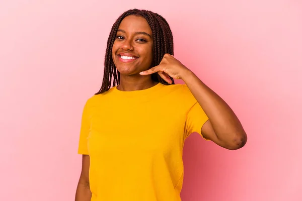 年轻的非洲裔美国女人 背景是粉色的 用手指打手机 — 图库照片