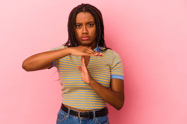 Jong Afrikaans Amerikaans Vrouw Geïsoleerd Roze Achtergrond Tonen Een Timeout — Stockfoto