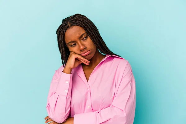 Mladý Africký Američan Žena Izolované Modrém Pozadí Unavený Opakující Úkol — Stock fotografie